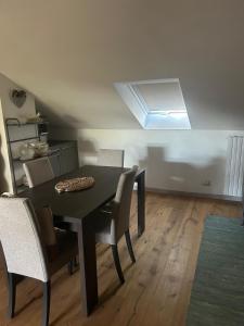 Un comedor con una mesa y sillas negras. en Maison di Pino, en Pino Torinese 20 fotos más