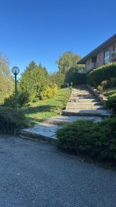 un conjunto de escalones que conducen a un edificio en Maison di Pino, en Pino Torinese