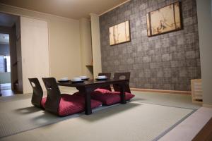 Un comedor con una mesa y dos sillas. en 2 min to Kiyomizu Tera 's Japanese house Sousekyu, en Kioto 23 fotos más