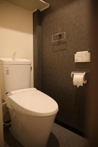 Un baño con un inodoro blanco en una habitación. en 2 min to Kiyomizu Tera 's Japanese house Sousekyu, en Kioto