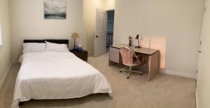 a bedroom with a bed and a desk and a desk at 温哥华列治文别墅民宿32 in Richmond