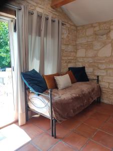 un letto in una stanza accanto a una finestra di Ardèche les cigales, studio laurier a Grospierres