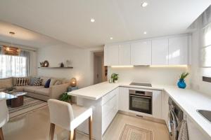 Dapur atau dapur kecil di Modern 3BR Poolside Apt at Cribs El Gouna