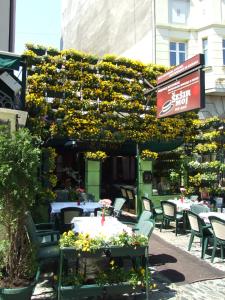 Ein Restaurant oder anderes Speiselokal in der Unterkunft Enjoy Belgrade 