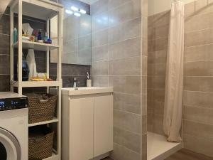 a bathroom with a sink and a washing machine at Appartement plein centre à 50m de la plage in Soulac-sur-Mer +15 photos