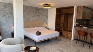 a hotel room with a bed and a kitchen at Kyuu 3 Apartamento con Vistas al Puerto Marítimo in Santa Pola +19 photos