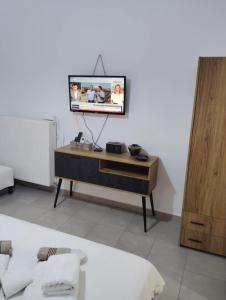 TV sobre una mesa en una habitación en Zizi's home, en Alexandroupoli