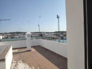 Un balcón con vista a una ciudad en Casa turística AZAHAR, en Villablanca