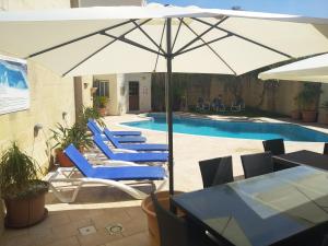 Bassein majutusasutuses Villa Naxxar Malta või selle lähedal