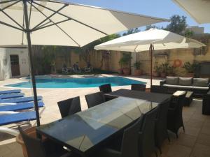 Bassein majutusasutuses Villa Naxxar Malta või selle lähedal