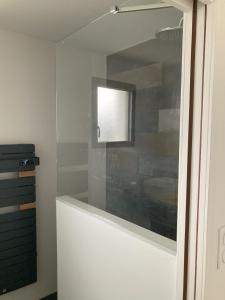 ein Badezimmer mit Spiegel und Waschbecken in der Unterkunft A 8 mns des plages ! Maison moderne avec jardin et grande terrasse in Saint-Gildas-de-Rhuys