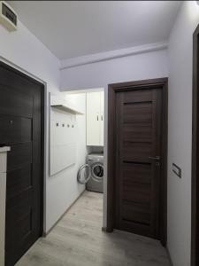 ティミショアラにあるNova Apartmentの電子レンジ付きのキッチン(オープンドア付) +1枚の写真
