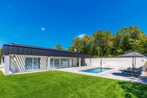 una casa con piscina y patio en Villa Santila, en Labin