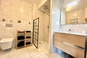 ein Badezimmer mit Waschbecken, Toilette und Spiegel in der Unterkunft Refuge des Prés in Saint-Gervais-les-Bains