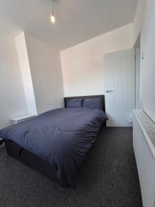 En eller flere senge i et værelse på Work & Explore a Home near City