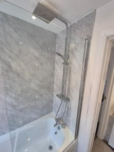 Et badeværelse på Work & Explore a Home near City + 2 billeder