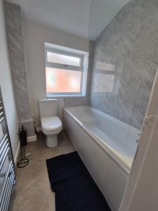 Et badeværelse på Work & Explore a Home near City