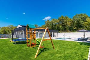 Un parque infantil con un tobogán en un patio en Villa Santila, en Labin