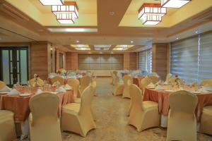 Restaurace v ubytování Efcee Sarovar Premiere Bhavnagar + 37 fotografií