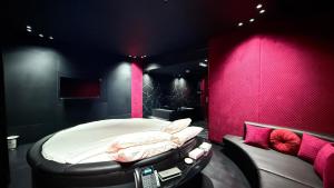 una camera con un letto e una parete rossa di Belvilla Royal Tulip Sharjah Aparthotel a Sharjah Altre 72 foto