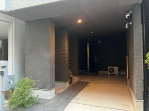 an empty hallway with a door in a building at 花園之家 in Osaka