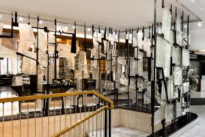 een glazen wand in een lobby met bij Hotel International Brno in Brno