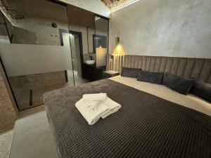 プラハにあるSPA SPA Karlínのタオルが敷かれたベッドのある寝室