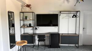 a room with a desk and two chairs at Cozy Studios Barlad in Bîrlad