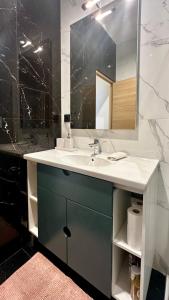 Et badeværelse på Duplex terrace - Paris & Marne + 11 billeder