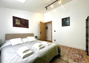 En eller flere senge i et værelse på Duplex terrace - Paris & Marne