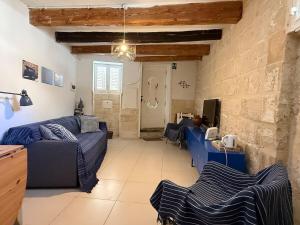 sala de estar con sofás azules y TV en Rabat 2BDR Delightful House with View, en Rabat
