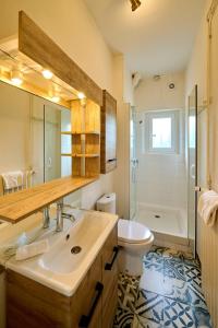 a bathroom with a sink and a toilet at Appartement Riquier 1 chambre by primociergerie in Nevers