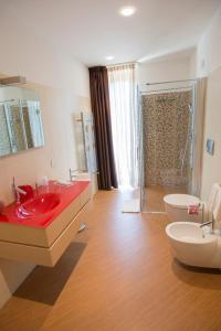 Radici Resort في Mirabella Eclano: حمام كبير مع مغسلتين ودش