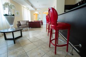 un soggiorno con tavolo e sedie rosse di Radici Resort a Mirabella Eclano