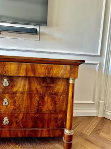une commode en bois avec une télévision dessus dans l'établissement Dandy Elegance Loft, à Rome 3 autres photos