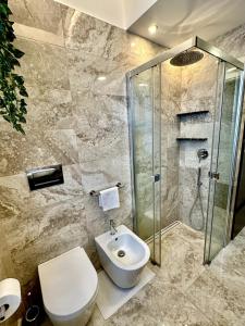 une salle de bains avec douche, toilettes et lavabo dans l'établissement Dandy Elegance Loft, à Rome