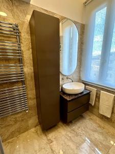 une salle de bains avec un lavabo et un miroir dans l'établissement Dandy Elegance Loft, à Rome