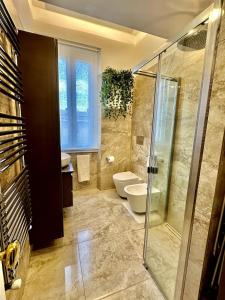 une salle de bains avec douche, toilettes et lavabo dans l'établissement Dandy Elegance Loft, à Rome