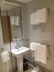 Een badkamer bij Penrith Retreats