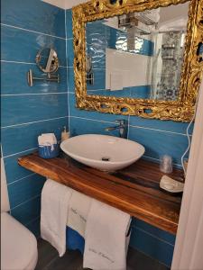 Ένα μπάνιο στο luxury B&B SUITE JACUZZI VILLA FILOMENA +48 φωτογραφίες