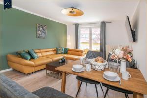 a living room with a table and a couch at Dock23 in Kolpinsee