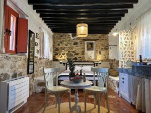 a kitchen with a table and chairs in a room at Casas di Pietra in Paradeísi