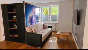 a living room with a couch and a table at *Hamburger Speicherstadt* in Halstenbek
