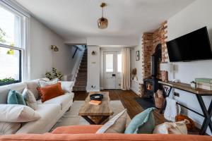 Μια τηλεόραση ή/και κέντρο ψυχαγωγίας στο Romantic canal-side cottage with hot tub