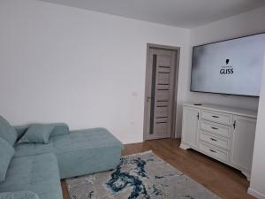 a living room with a couch and a flat screen tv at Garsonieră centrală in Suceava