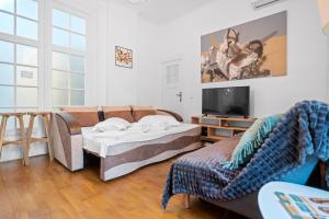ブカレストにあるCentral Golden Residences - Apartment & Penthouse in Old Townのソファとテレビのあるリビングルーム +38枚の写真