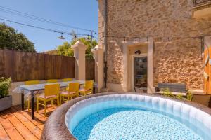 a backyard with a hot tub and a table and chairs at Gîte A La Bonne Franck'ette in Aspiran