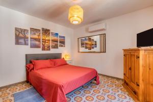 a bedroom with a bed and a flat screen tv at Gîte A La Bonne Franck'ette in Aspiran
