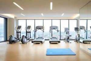 Four Points by Sheraton Surabaya, Tunjungan Plaza的健身中心和/或健身设施