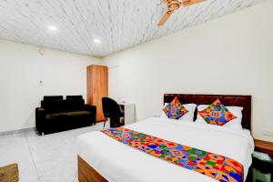 Giường trong phòng chung tại Hotel Omkar & Lodging - phoenix market city